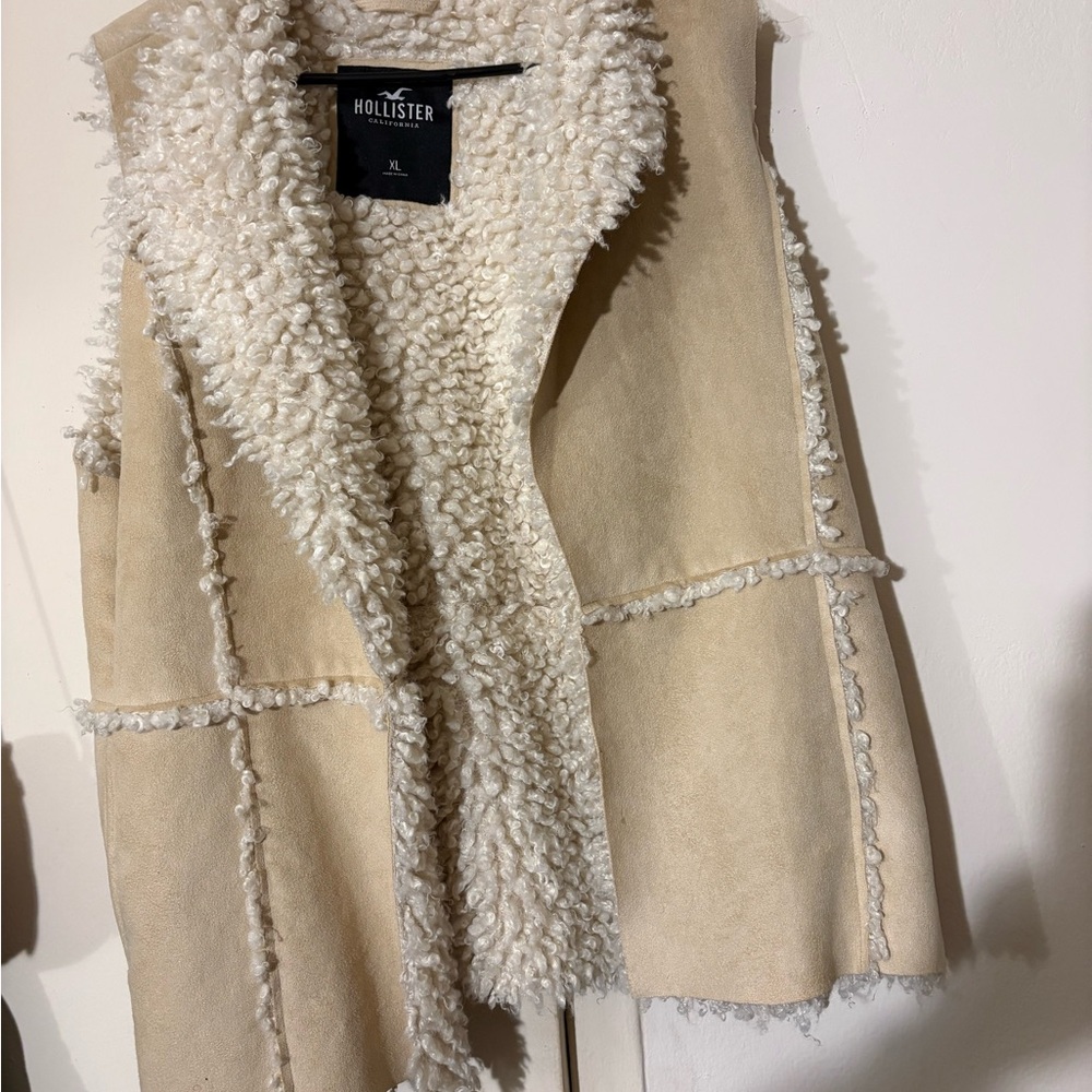 Hollister Women's Beige Fleece Vest